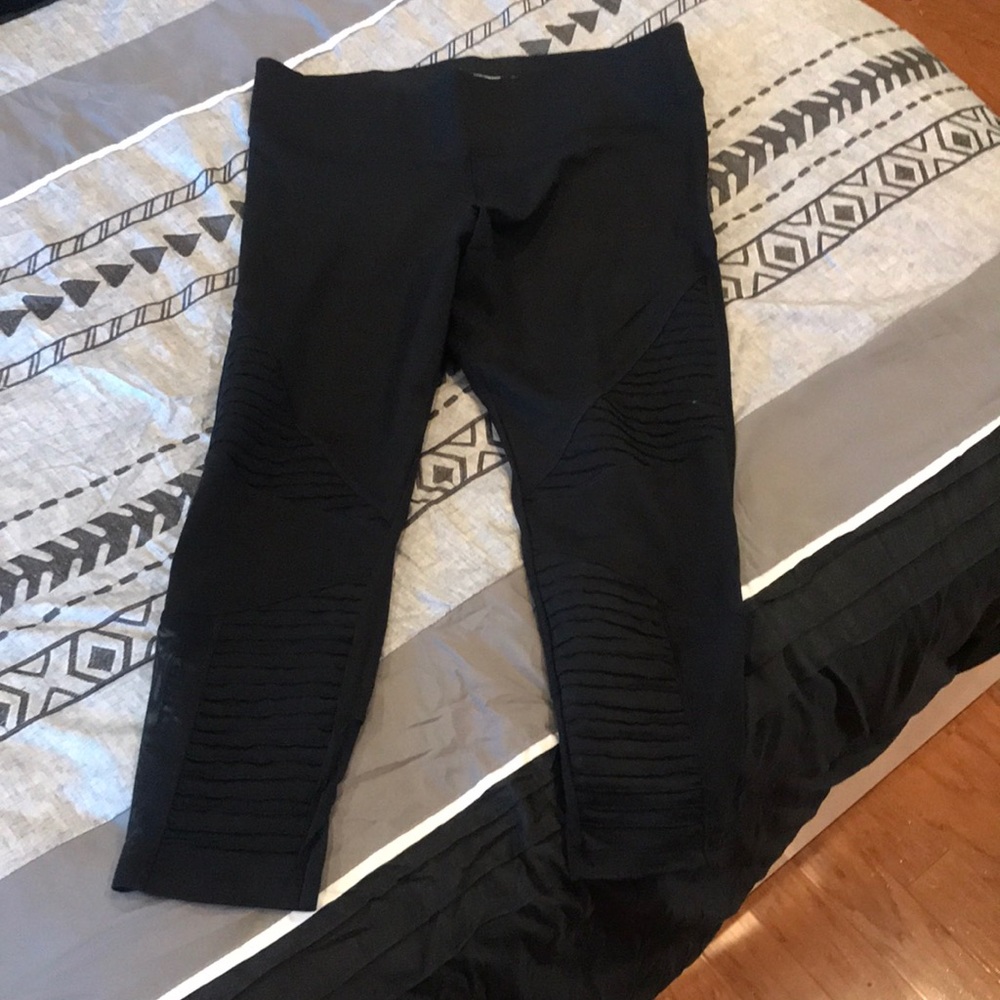 Black VS ribbed Capri leggings